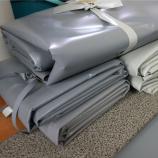 PVC PLACHTA ZAKRÝVACÍ ŠEDÁ 670 g/m2