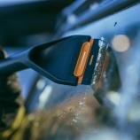 Fiskars Stěrka s metličkou a škrabkou, teleskopická, otočná, řada X-series 1078492