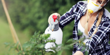 Jak bezpečně pracovat s pesticidy